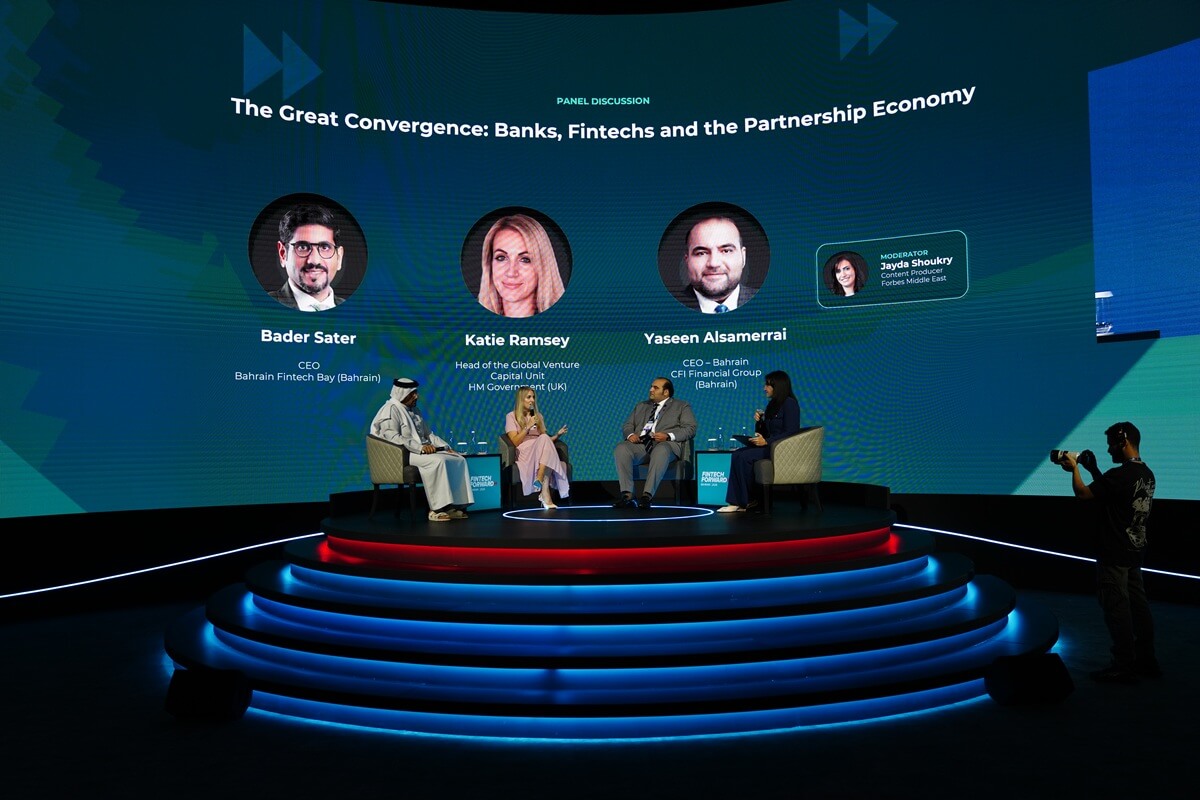جلسات اليوم الثاني والأخير من "منتدى مستقبل التكنولوجيا المالية 2026" في البحرين تناقش تمويل الشركات الصغيرة والمتوسطة، وتكامل البنوك مع شركات التكنولوجيا المالية، وحوكمة الذكاء الاصطناعي، إضافةً إلى ملفات التحقق من الهوية الرقمية وحدود صلاحيات الأنظمة الذكية المستقلة التي تتصرف نيابة عن العملاء 
