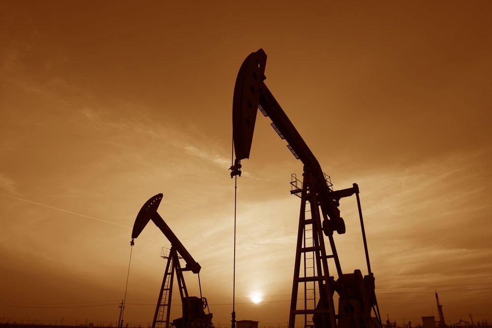 Oil Edges Higher Despite Uncertain Economic Outlook