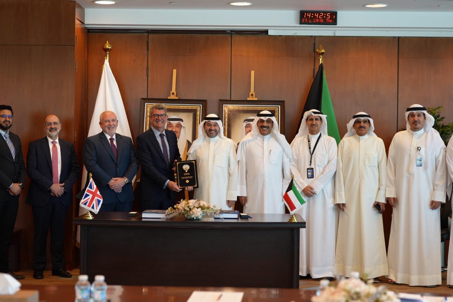 الكويت تتعاقد مع شركة ناتس سرفيسز البريطانية لتشغيل مطار الكويت الدولي مقابل 60 مليون دولار، تشمل الإدارة والمراقبة والتحكم في أعمال الصيانة إلى جانب تنفيذ التحسينات وتطوير خدمات الملاحة الجوية #فوربس 