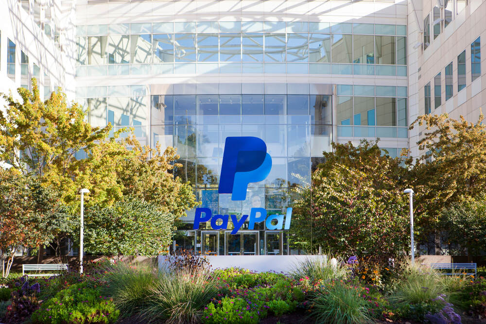 منصة «PayPal» توقف شراء العملات المشفرة ببريطانيا من أكتوبر