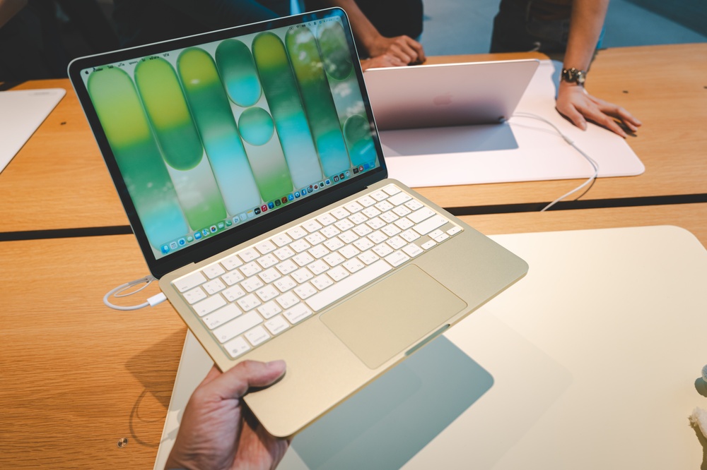 Apple Introduces Touchscreen MacBook Pro with Premium Features