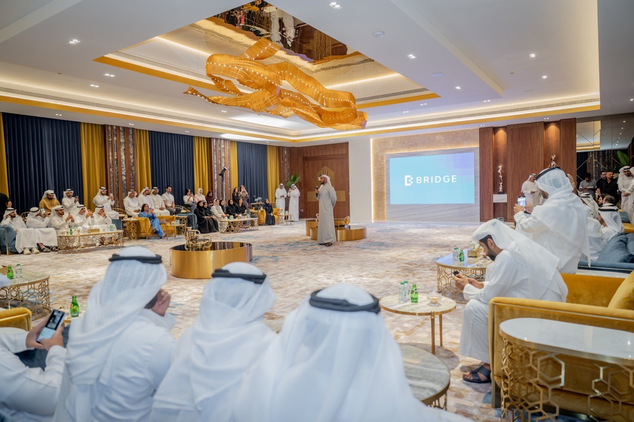 قمة بريدج 2025 في أبو ظبي تركز على حوكمة الذكاء الاصطناعي واستراتيجيات ...
