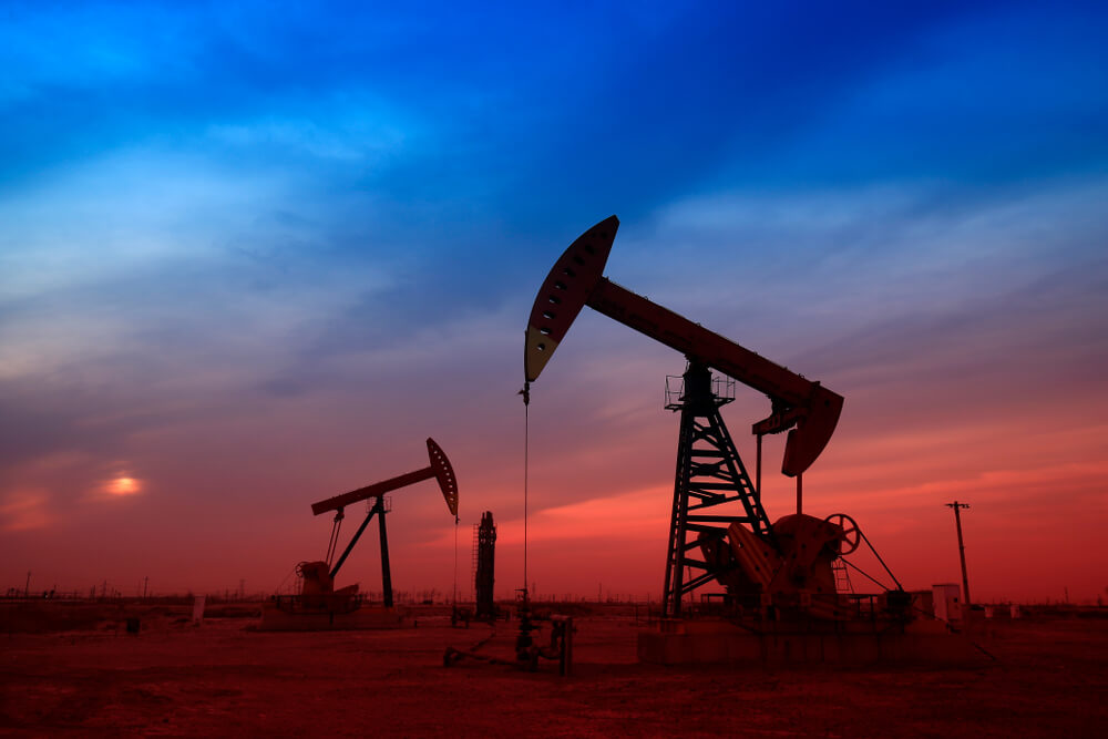 أسعار النفط تهبط أكثر من 2% إلى أدنى مستوى لها في 2022