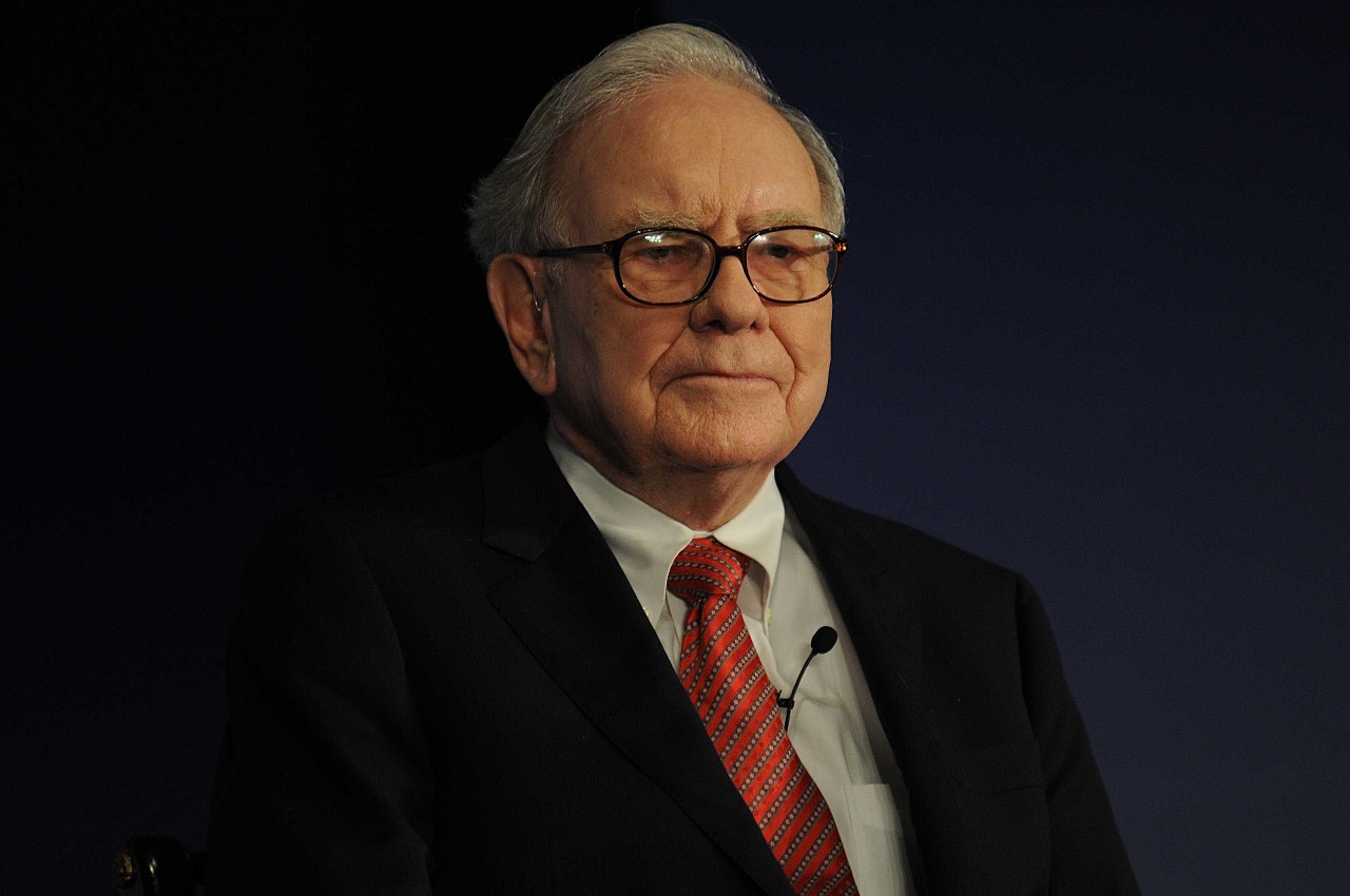 Billionaire Buffetts Berkshire Hathaway Sees Record Billion Cash