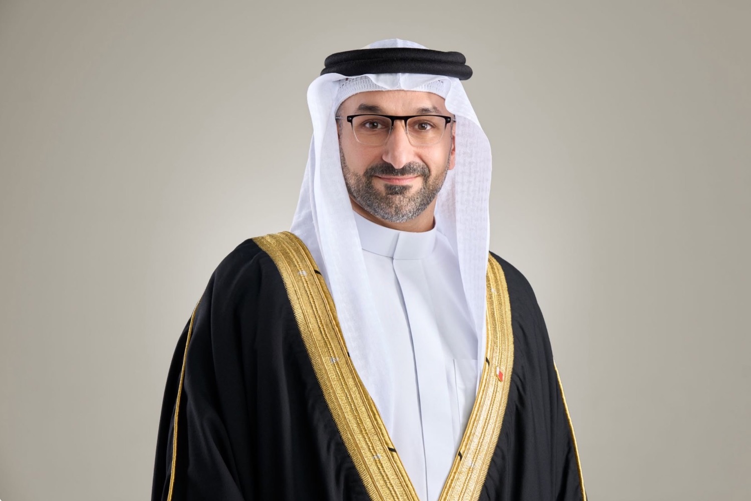 من اتفاقية التجارة الحرة مع المملكة المتحدة إلى توسيع قاعدة التصنيع وجذب الاستثمارات الأجنبية، ترسم البحرين ملامح مرحلة جديدة في مسيرتها الاقتصادية.. وفي حوار حصري مع فوربس الشرق الأوسط، يكشف وزير الصناعة والتجارة البحريني، عبدالله بن عادل فخرو، ملامح هذه الرؤية والطموحات التي تقودها. 