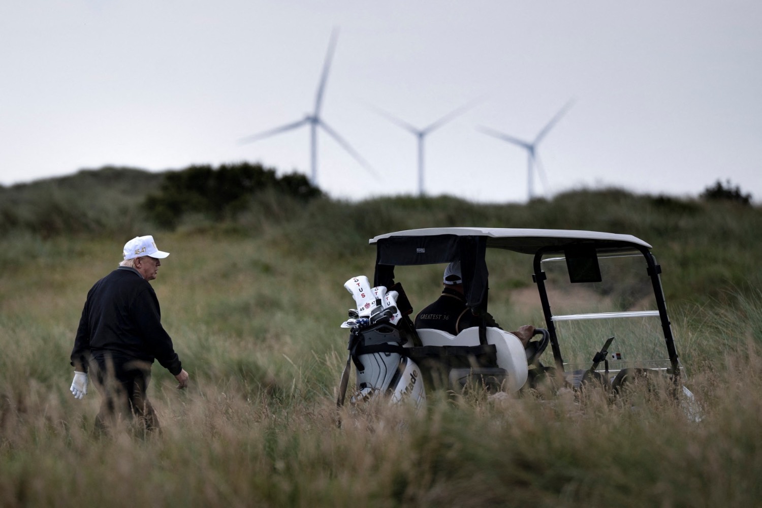 Trump réclame le démantèlement d'éoliennes près de son golf écossais