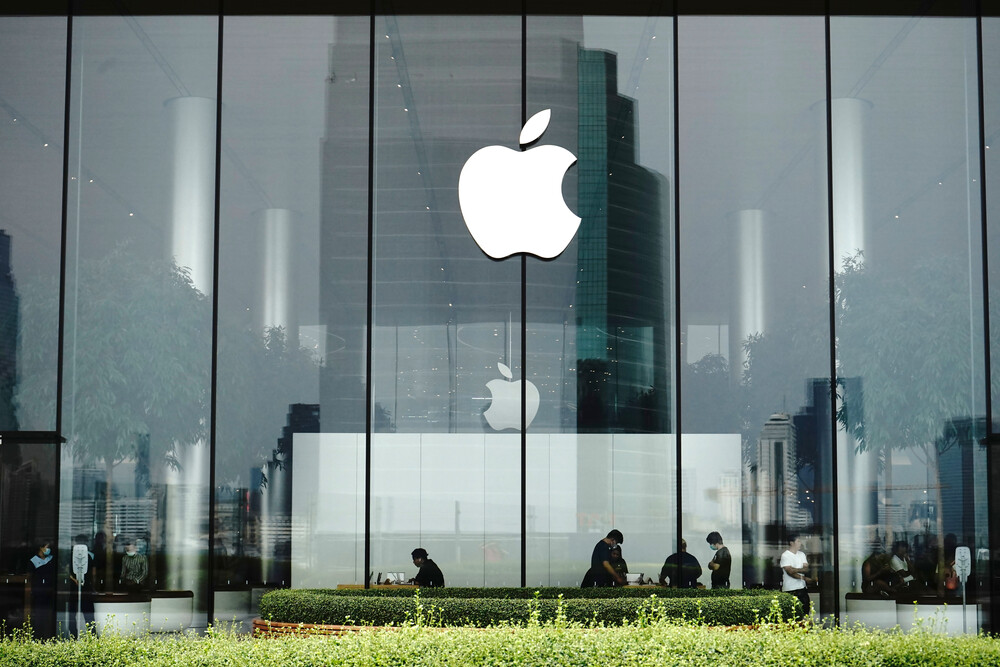 Apple Nears Historic $4T Valuation Amid AI Enthusiasm