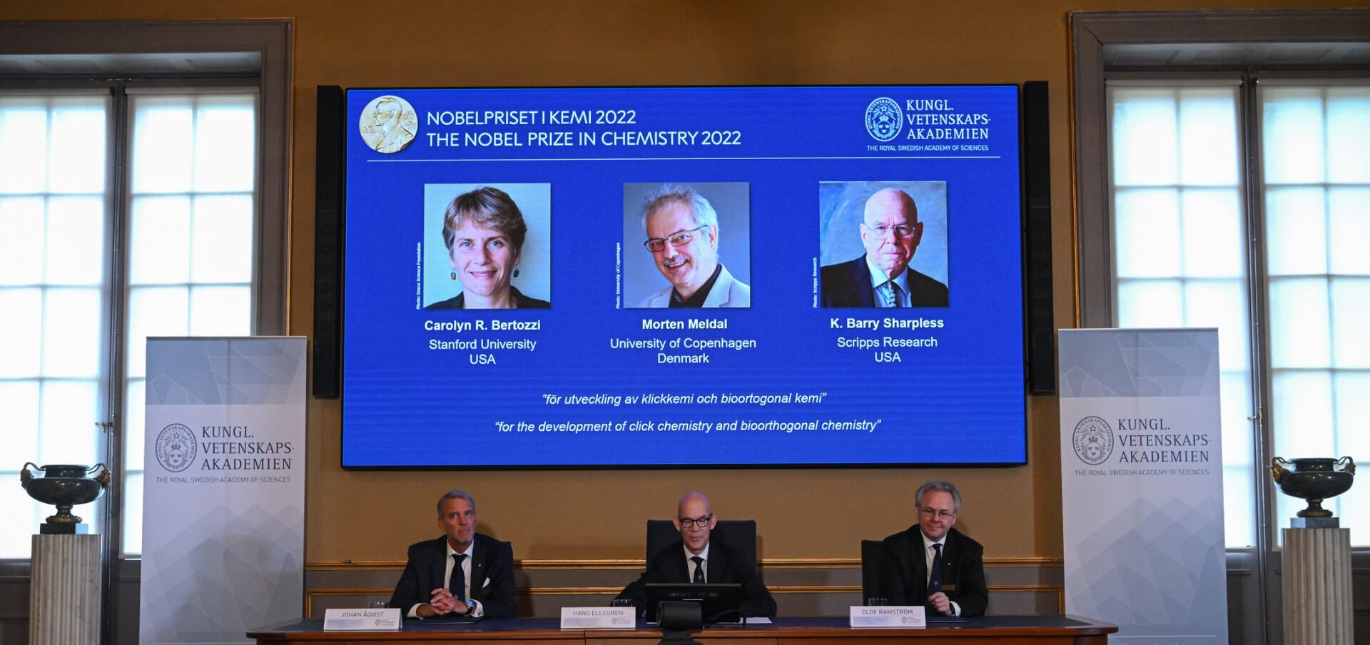 منح 3 علماء جائزة نوبل للكيمياء في الكيمياء النقرية 