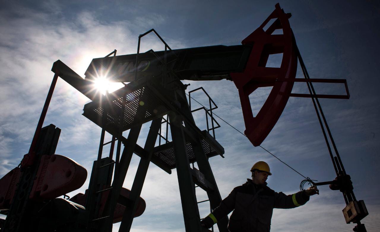 أسعار النفط تواصل الهبوط بفعل ارتفاع الدولار وتزايد مخاوف الركود